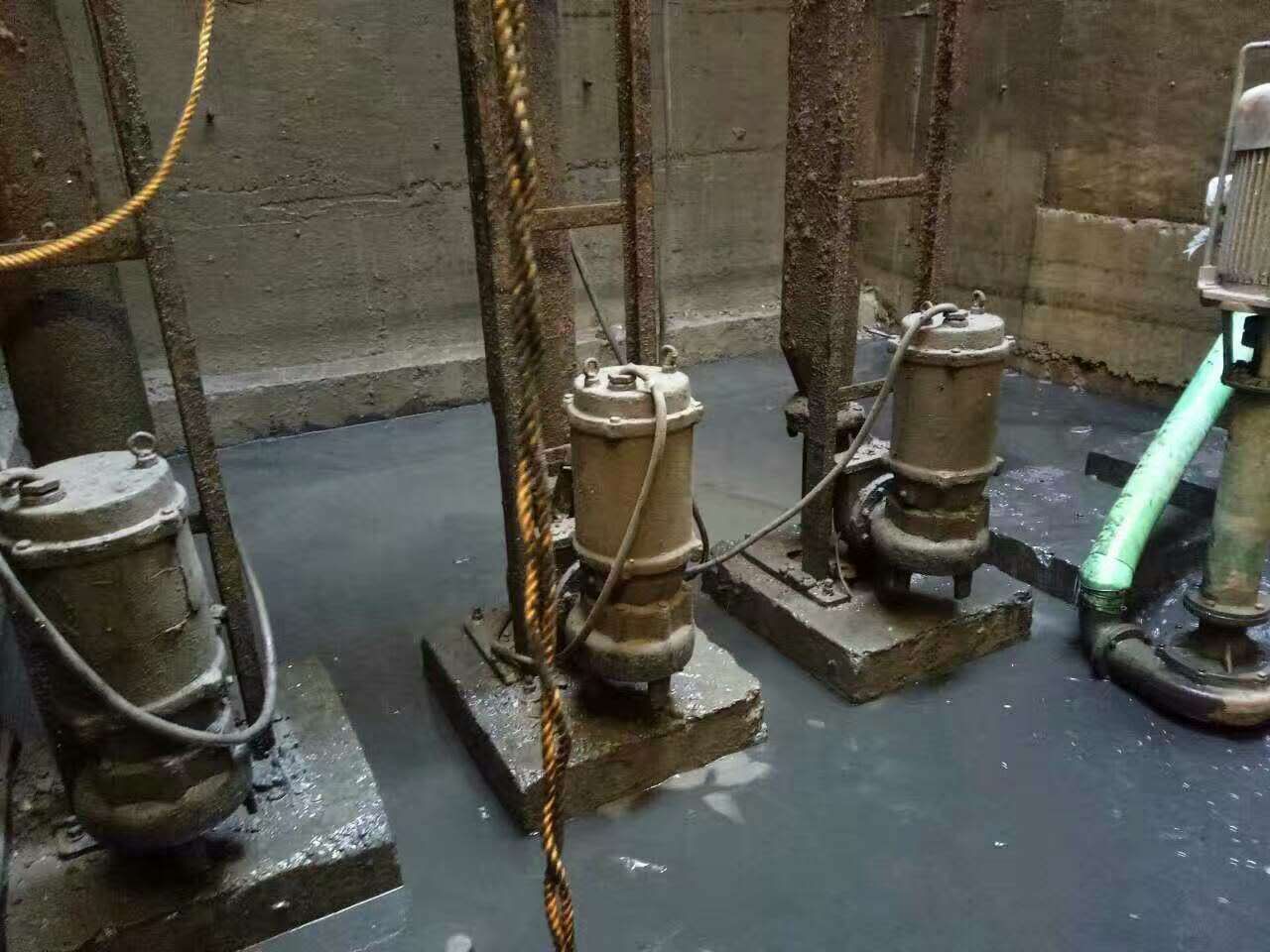 那大镇污水池清理