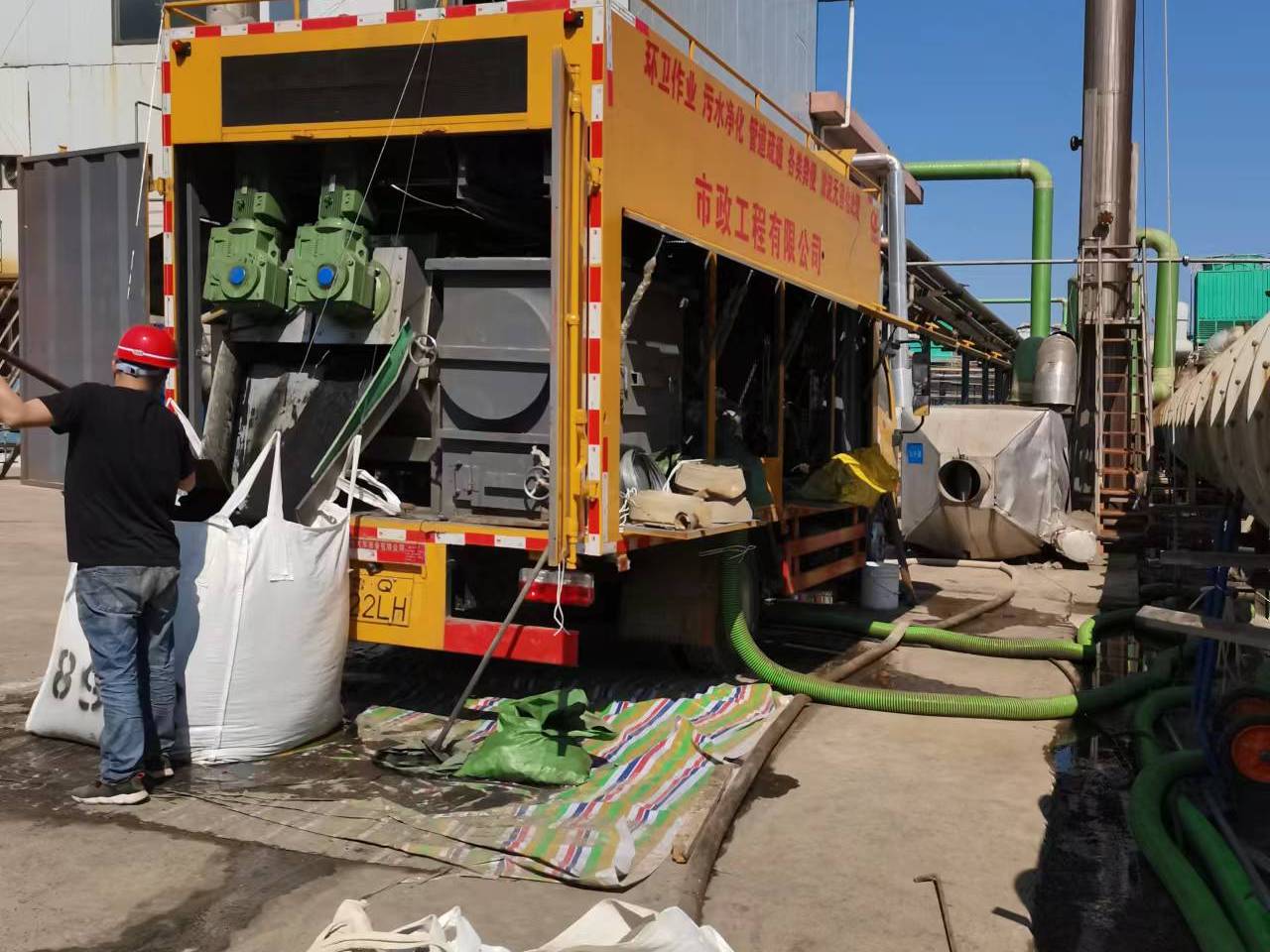 那大镇淤泥压干处理