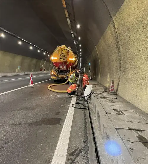 那大镇隧道排水渠清淤